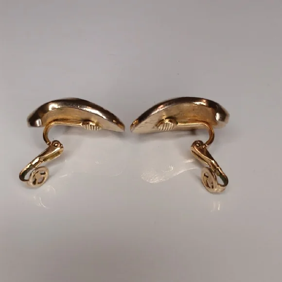 Vintage Signed Trifari Gold Wave Clip-On Earrings - Picture 5 of 7